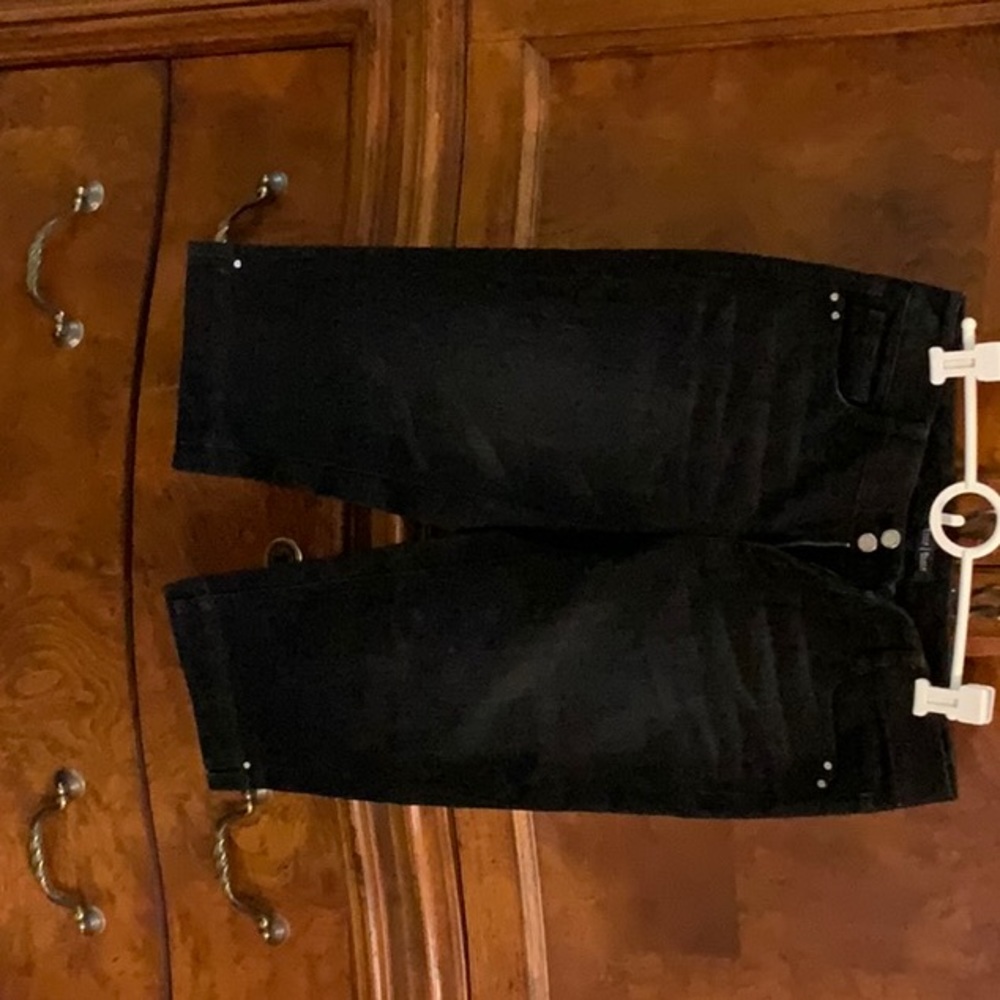 Like new black White House Black Market wide leg capris size 4.